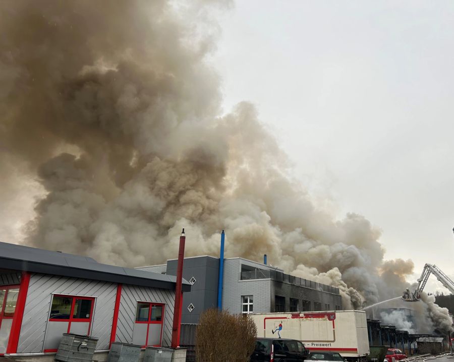 Wegen der starken Rauchentwicklung sollten Anwohner die Fenster geschlossen halten.