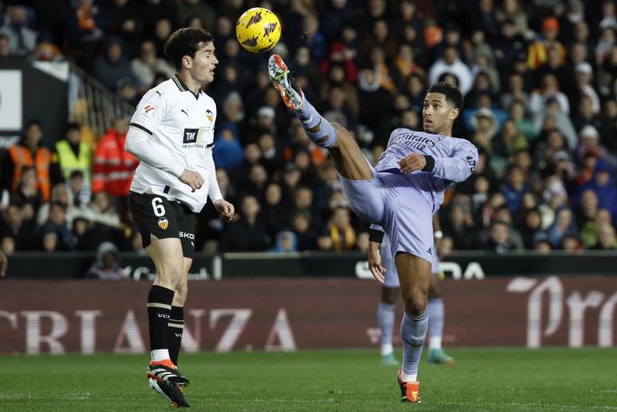 Jude Bellingham (r.) im Einsatz für Real Madrid. Jude Bellingham Real Madrid