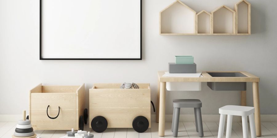 kinderzimmer, holzwagen, stühle, weisser hintergrund