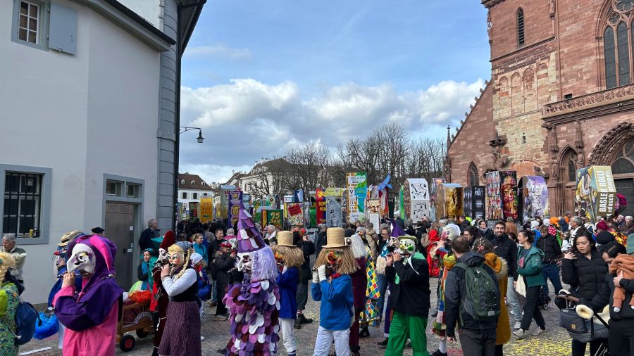 Auf dem Münsterplatz können Besuchende die Laternen besichtigen, die am Vortag beim Morgestraich und Cortège zum Einsatz kamen.