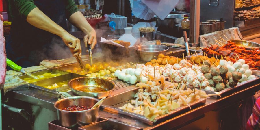 Mit Streetfood können Sie Geld beim Essen sparen, müssen aber nicht auf ein volles Geschmackserlebnis verzichten.