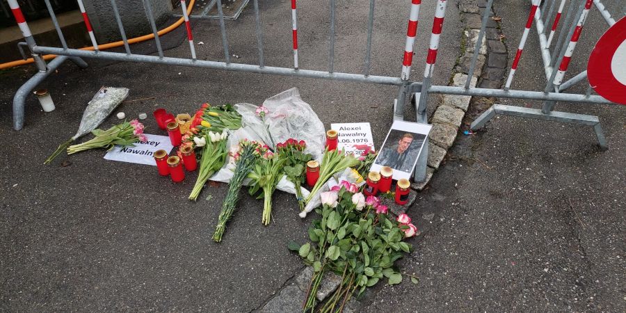 Vor der russischen Botschaft in Bern liegen für Alexej Nawalny Blumen und Kerzen auf dem Boden.