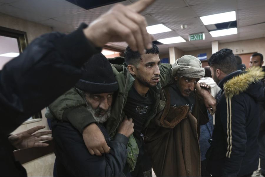 Ein durch einen israelischen Luftangriff verletzter, palästinensischer Mann wird in das Al-Aksa-Spital getragen, 11. Januar 2024.