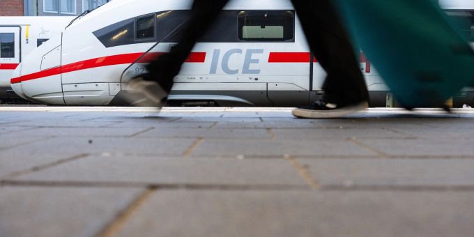 Die Deutsche Bahn hat oft mit Streiks und Verspätungen zu kämpfen. deutsche bahn