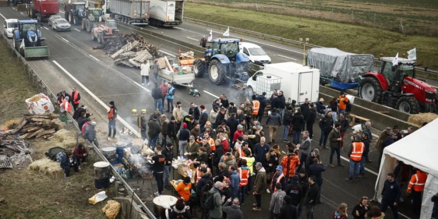 Bei Paris haben Bauern alle acht in Richtung der Hauptstadt führenden Autobahnen blockiert.