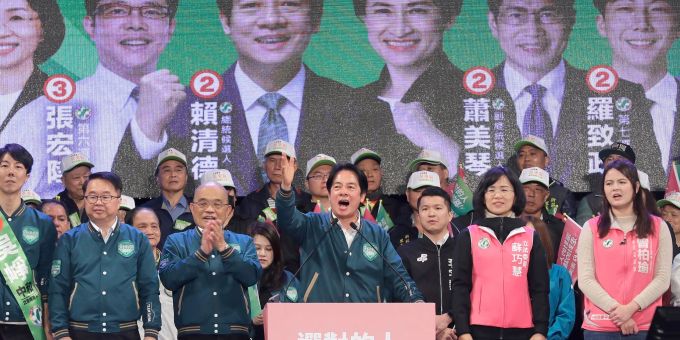 Der Präsidentschaftskandidat der taiwanischen Regierungspartei, William Lai (M), wirft Peking vor, den laufenden Wahlkampf gestört zu haben. Taiwan William Lai