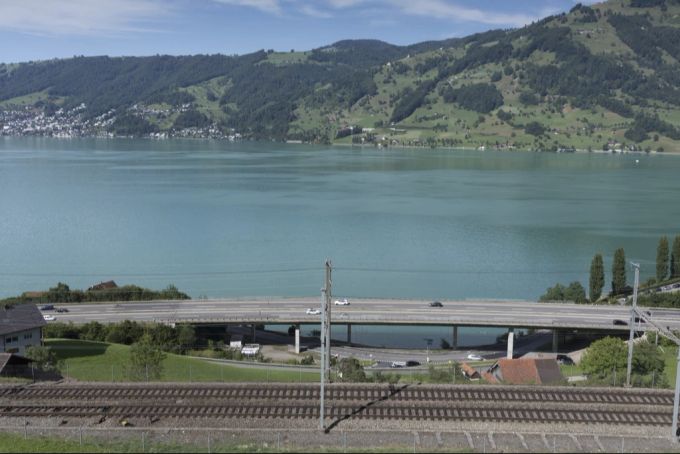 Schiene und Strasse – die Zukunft der Mobilität gehört auch in der Schweiz einer friedlichen Koexistenz beider Verkehrsträger. (Symbolbild) Ausbau Autobahn A1 Mobilität