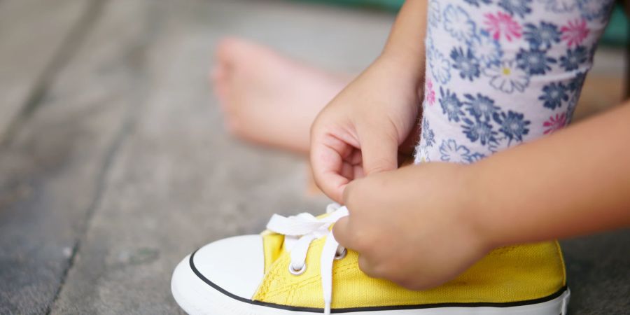 Ob Brote zubereiten oder die Schuhe zubinden: Altersgerechte Aufgaben im Alltag fördern die Selbstständigkeit von Kindern.