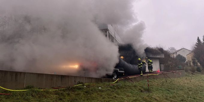 Brand in Aesch BL: Bewohner von Mehrfamilienhaus evakuiert. Brand Aesch BL