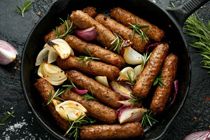 Vegane Ersatzprodukte sind oft teurer als das tierische Pendant. Würstchen vegan