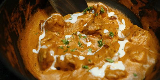 Das cremige Butter Chicken ist ein beliebtes indisches Gericht. Wer es kreiert hat, könnte schon bald Hauptbestand eines Gerichtsprozesses werden. butter chicken erfinder