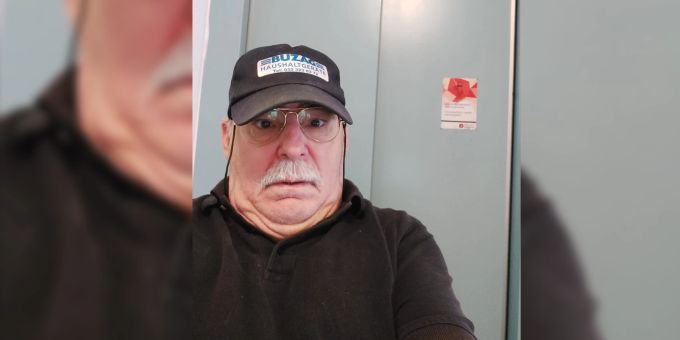 Hansjörg Hügli vor dem kaputten Lift. Durch den Defekt kann er nicht an die Spiele des EHC Biel. EHC Biel
