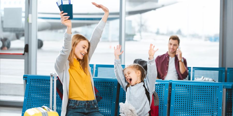 Familie am Flughafen.