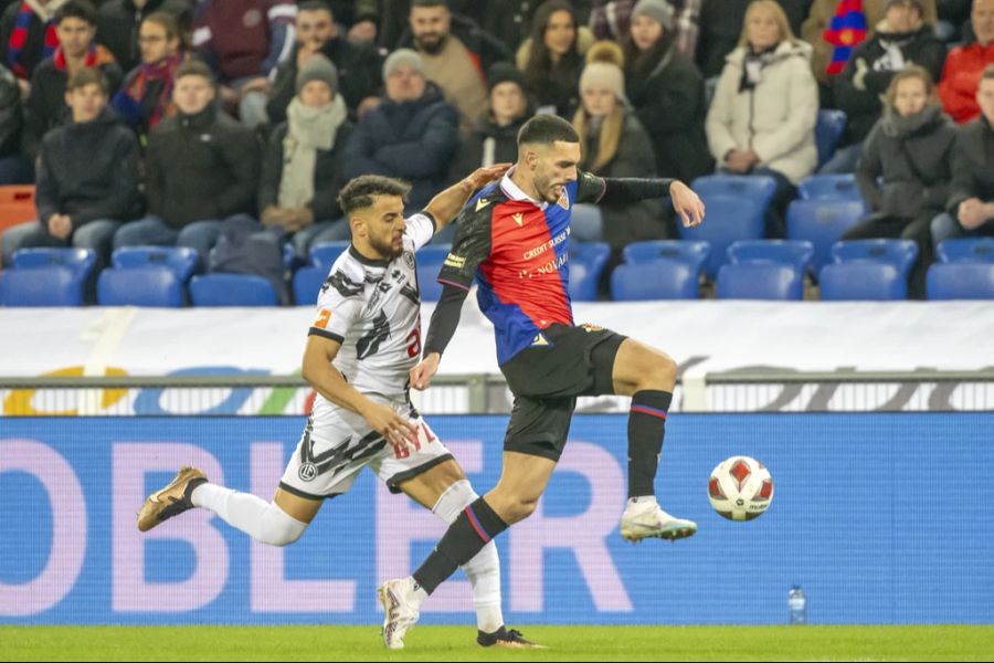 FCB-Verteidiger Adrian Barisic behält gegen Milton Valenzuela die Oberhand.