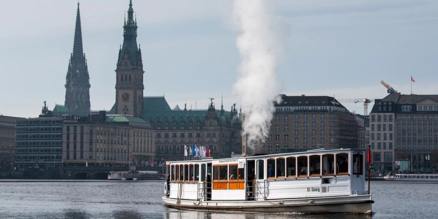 Das Alsterdampfschiff «St. Georg» fährt über die Hamburger Binnenalster.