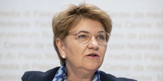 Armee-Chefin Viola Amherd. Der Bundesrat schätzt Bomben über der Schweiz neu als «eher wahrscheinlich» ein. Bundesrat