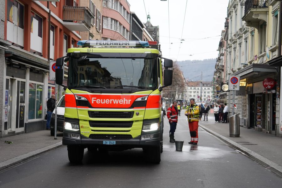 Die Berufsfeuerwehr musste zu einem Einsatz an der Zürcher Langstrasse ausrücken.