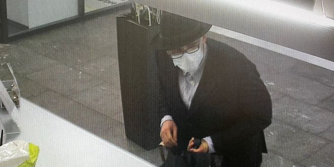 Der Täter forderte am Bankschalter Bargeld.