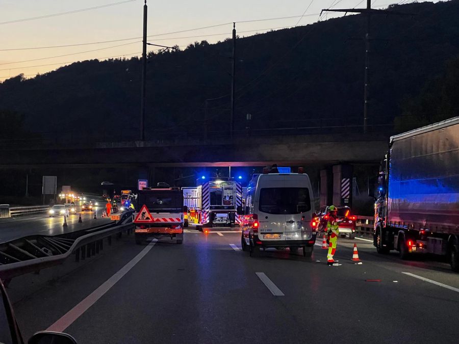 Die Polizei versucht, den Verkehr wenigstens einspurig passieren zu lassen.