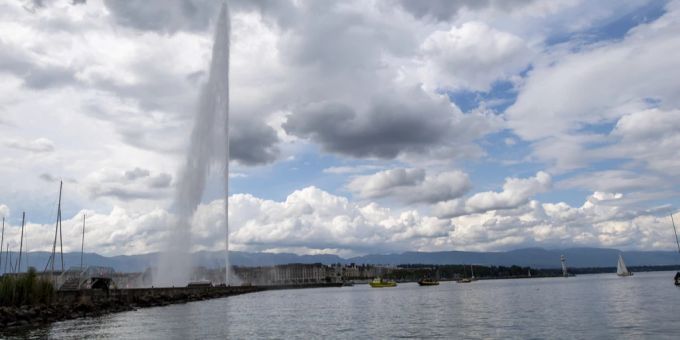 Blick auf den Genfersee. Ein kräftiger Südwestwind habe das warme Oberflächenwasser im Genfer Seebecken nach Nordosten verdrängt. (Symbolbild) Genfersee