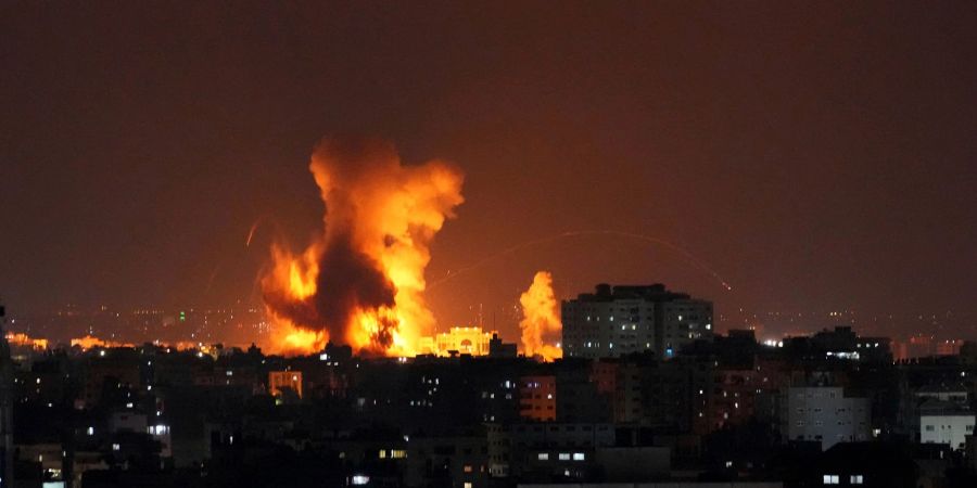 Rauch steigt nach israelischen Luftangriffen in Gaza auf.