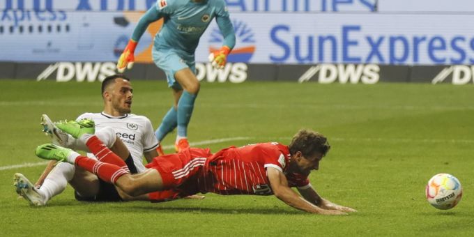 Thomas Müller trifft das leere Tor nicht. Bayern München