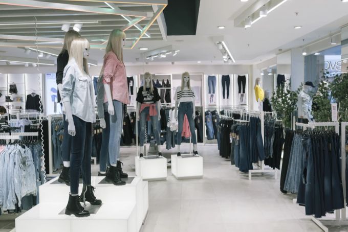 Blick in die Frauenabteilung eines Kleidergeschäfts. Mode
