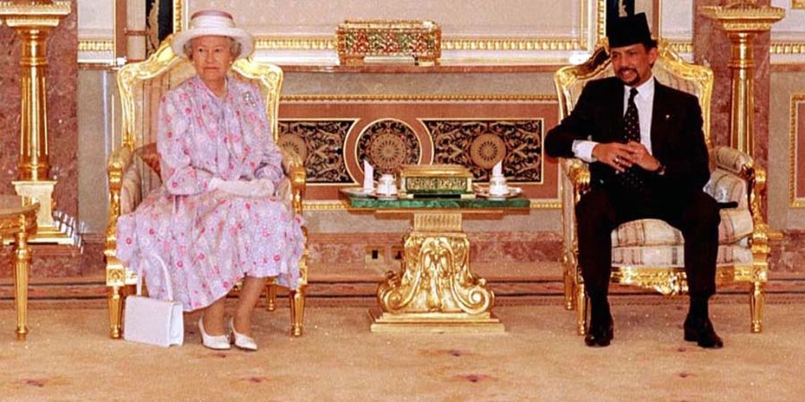 Queen Elizabeth mit Hassanal Bolkiah im Jahr 1998.