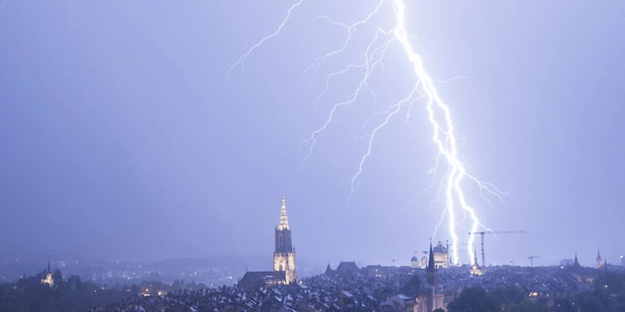 Mit Blitz und Donner hat sich der Hochsommer in der Schweiz mit Temperaturen von über 30 Grad vorerst verabschiedet. (Archivbild)