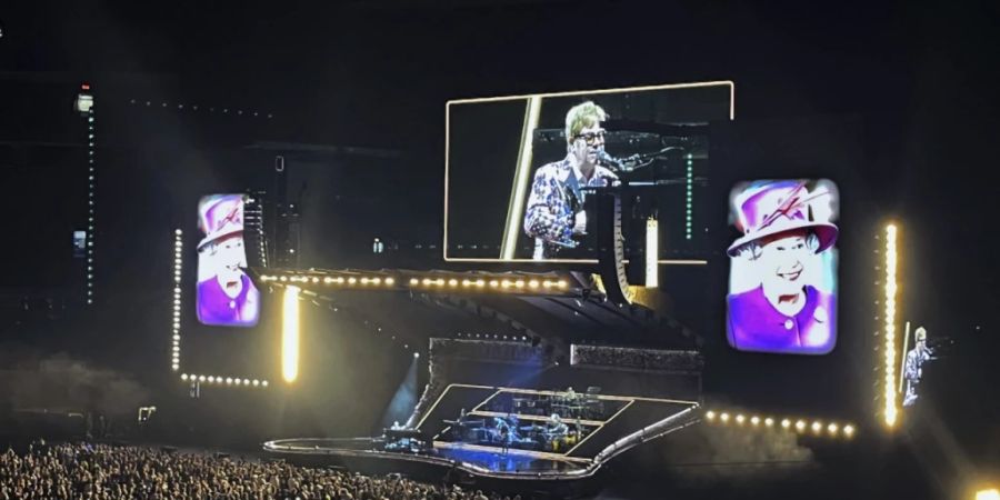 Elton John würdigte die britische Königin Elizabeth II. bei seinem letzten Konzert in Toronto und sagte: «Sie hat das Land durch einige unserer grössten und dunkelsten Momente mit Anmut und Anstand und echter Fürsorge geführt». Die britische Königin Elizabeth II. ist tot. Sie starb am Donnerstag im Alter von 96 Jahren. Foto: Robert Gillies/AP/dpa