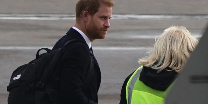 Aber Andrew darf! - Uniform-Verbot für Harry bei Queen-Mahnwache