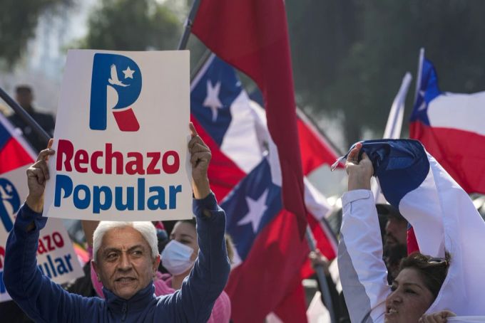 Ein Demonstrant fordert, dass die neue Verfassung Chiles abgelehnt wird. Chile
