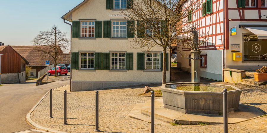 Der Dorfbrunnen im Zentrum der Gemeinde Truttikon im Zürcher Weinland.