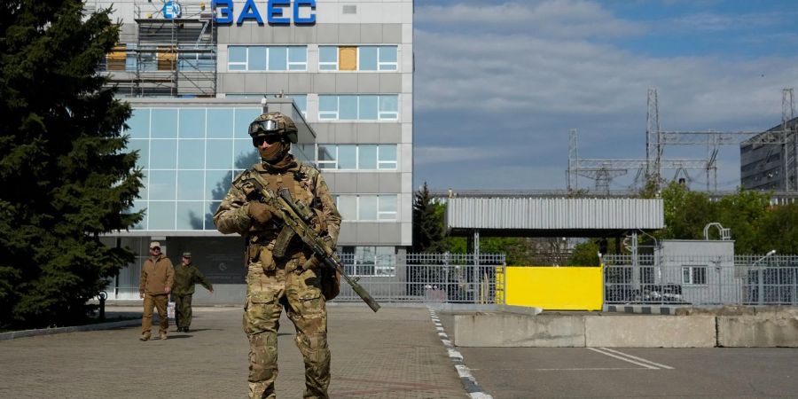 Ein russischer Soldat steht auf dem Gelände des Kernkraftwerks Saporischschja.