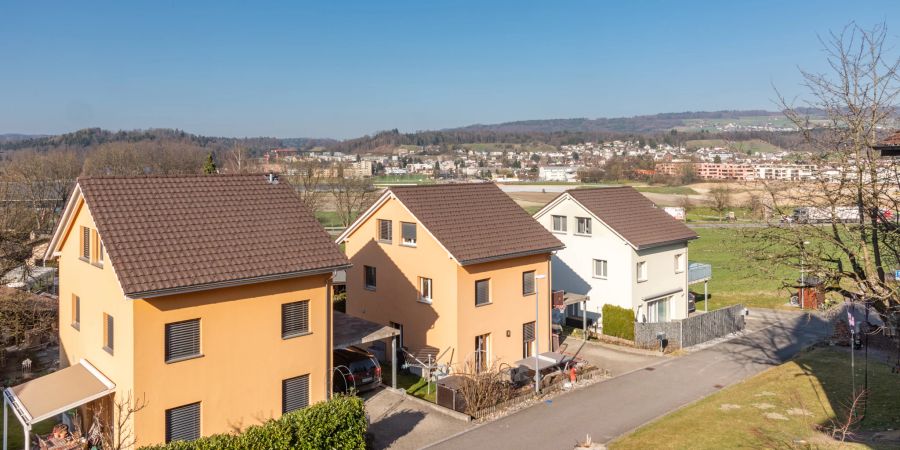 Ein Wohnquartier in Wohlenschwil mit Blick nach Mellingen.