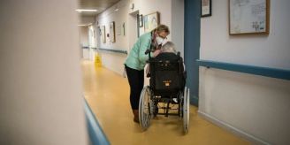 Bern - Pflegefachpersonen sollen laut Kommission selber abrechnen können Bern - Pflegefachpersonen sollen laut Kommission selber abrechnen können