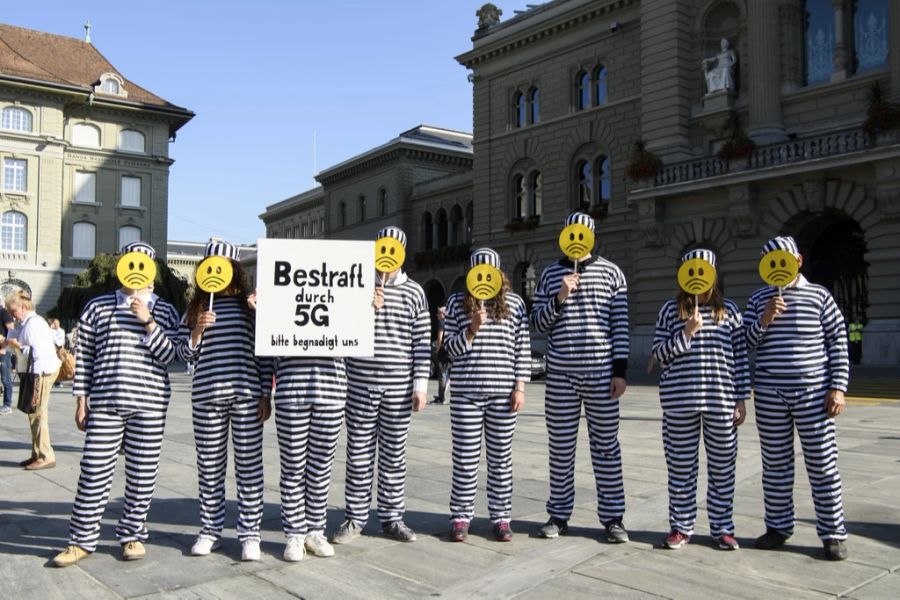 Laut der ETH-Umfrage fühlen überdies rund 40 Prozent der Befragten durch das Thema der Mobilfunkstrahlung belastet: Demonstrierende an einer Kundgebung in Bern im Septmeber 2019. (Archivbild)