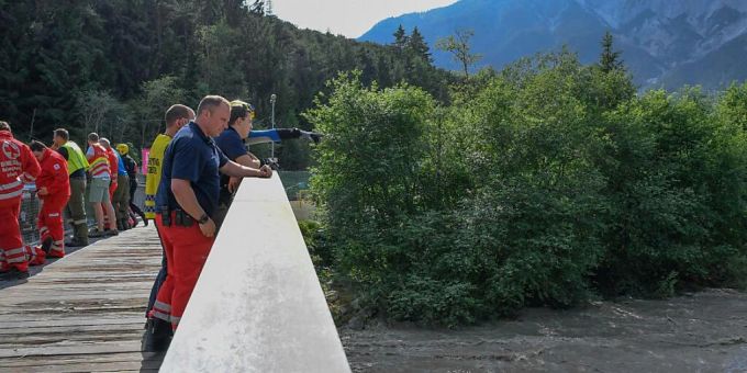 Rettungskräfte beobachten auf einer Brücke die Ötztaler Ache. (Archivbild) leon