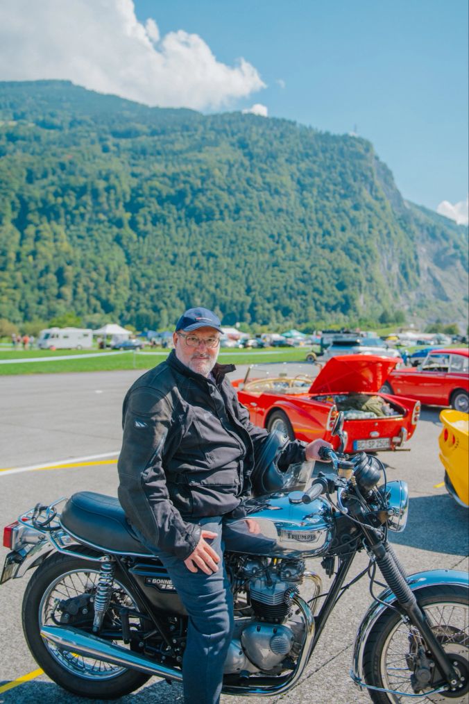 Beat Imhof aus Engi GL mit seinem Triumph T140 Bonneville