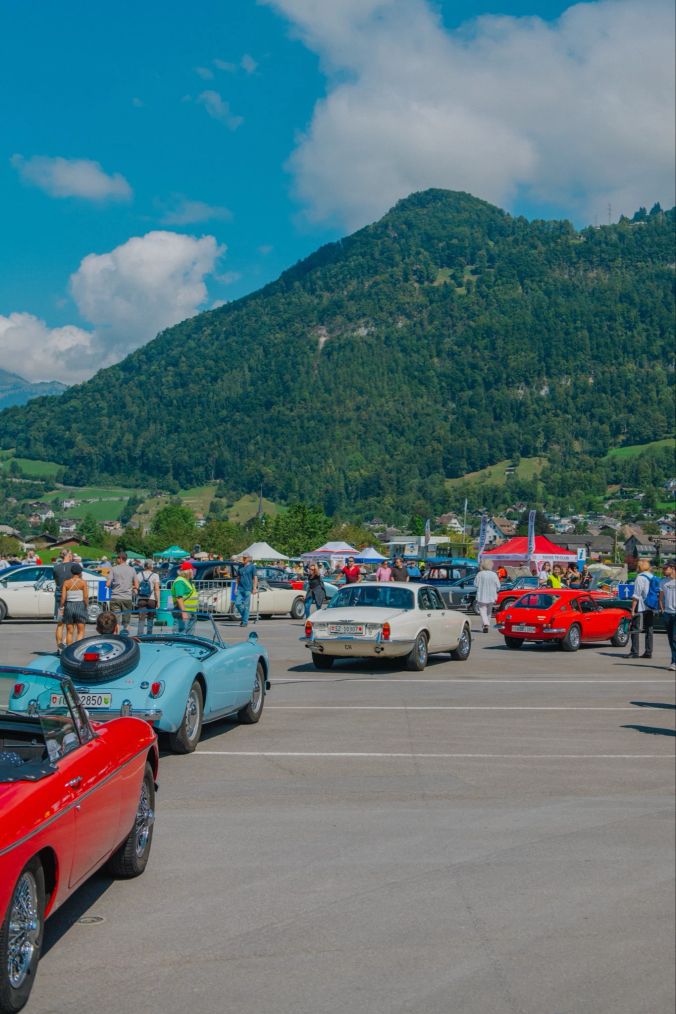 Viele Autofans besuchen das 41.te British Car Meeting mit ihren Fahrzeugen