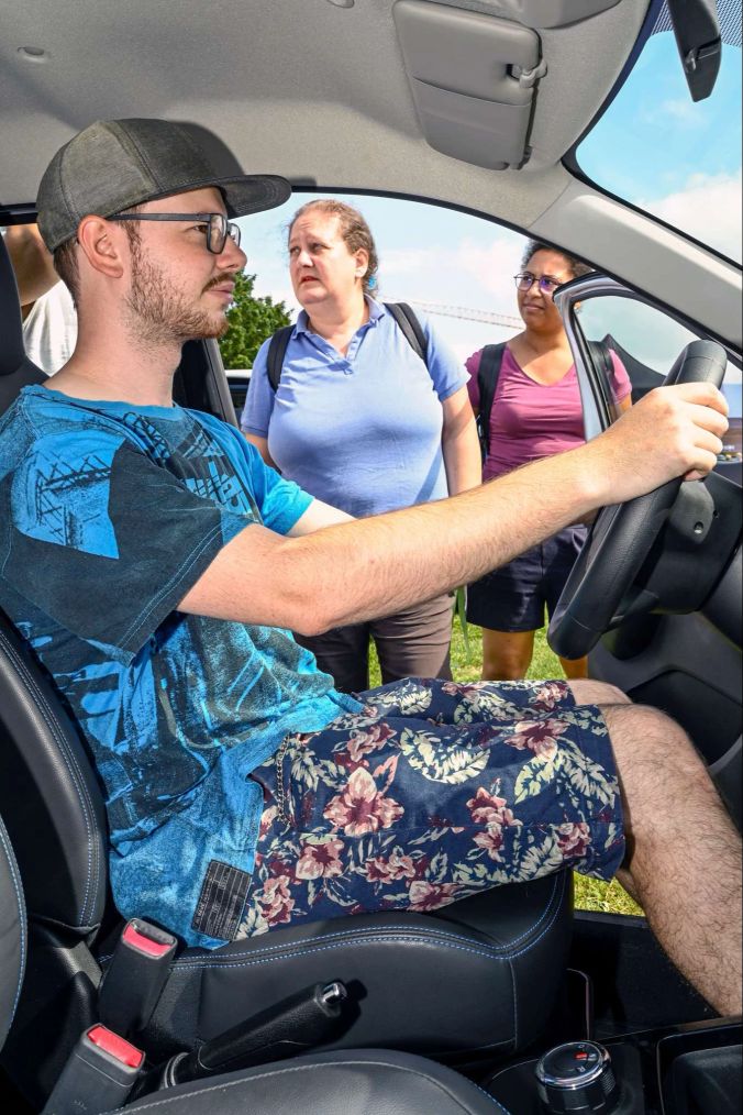 Matthia testet den Sitzkomfort im neuen Dacia auch wenn er schon ein E-Auto fährt.