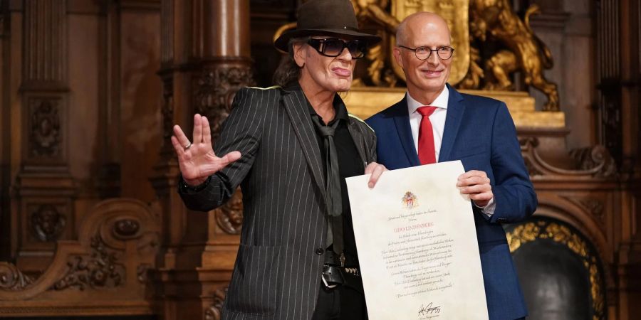 Rocksänger Udo Lindenberg (l) erhält von Hamburgs Bürgermeister Peter Tschentscher (SPD)die Ehrenbürgerwürde.