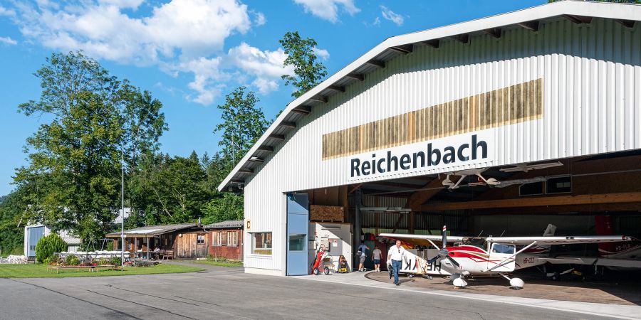 Hangar auf dem Flugplatz Reichenbach.