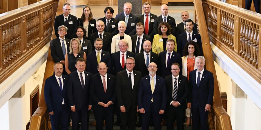 Morten Boedskov (M), Verteidigungsminister von Dänemark, Oleksij Resnikow (3.v.r,unten), Verteidigungsminister der Ukraine, Ben Wallace (3.v.l,unten), Verteidigungsminister von Grossbritannien, und die übrigen Teilnehmer stehen für ein Gruppenfoto zusammen während der Geberkonferenz für die Ukraine. Foto: Philip Davali/Ritzau Scanpix Foto/dpa