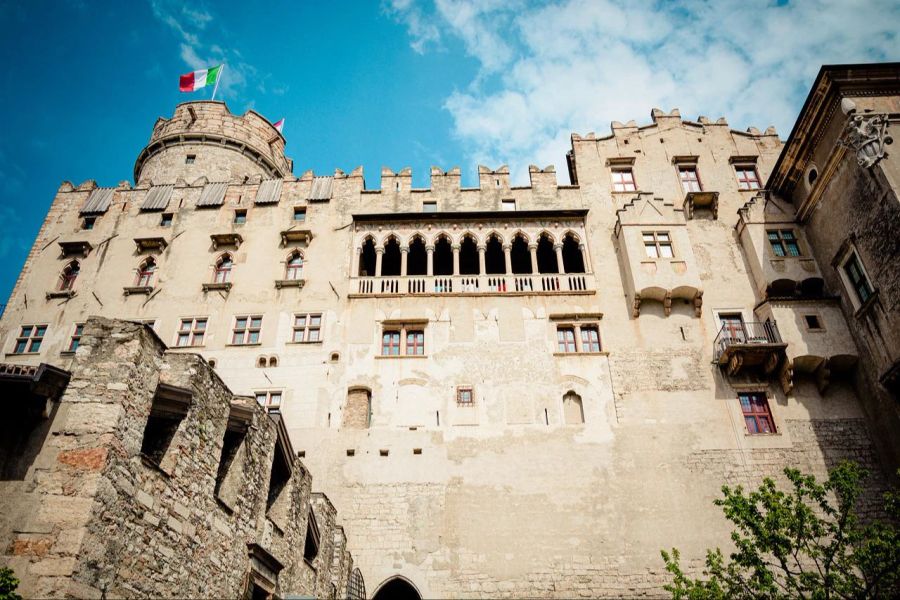 Castello Burg Aussenwand Italien Flagge