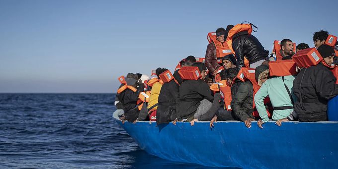 In überfüllten Booten versuchen afrikanische Flüchtlinge über das Mittelmeer nach Europa zu gelangen. Sie setzen sich dabei hohen Risiken aus. (Archivbild) In überfüllten Booten versuchen afrikanische Flüchtlinge über das Mittelmeer nach Europa zu gelangen. Sie setzen sich dabei hohen Risiken aus. (Archivbild)
