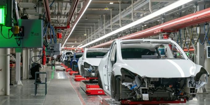 Tesla-Produktion in einer US-Fabrik Tesla-Produktion in einer US-Fabrik