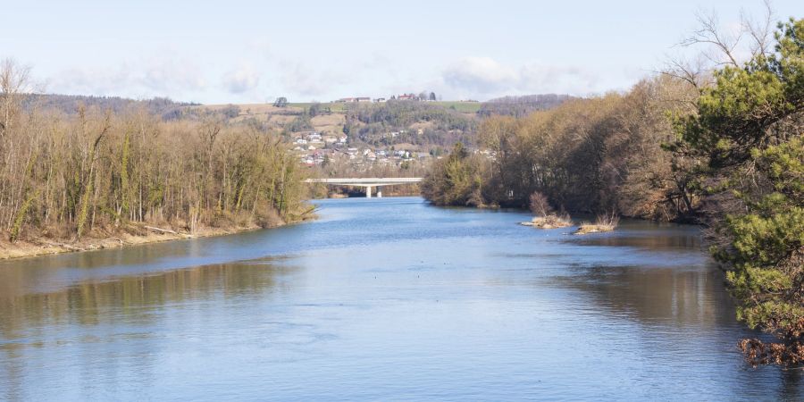 Die Aare zwischen Schinznach und Villnachern mit der Autobahnbrücke der A3 von Zürich nach Basel.