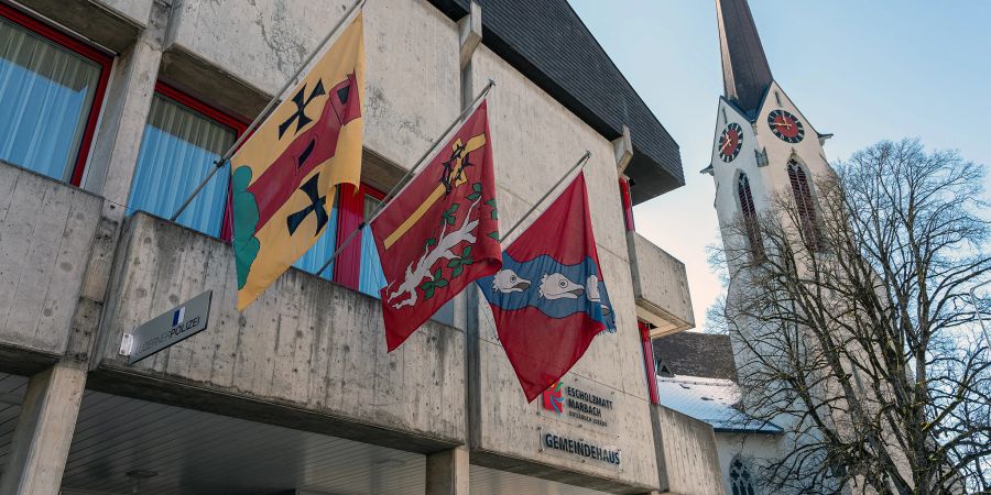 Die Gemeindeverwaltung von Escholzmatt-Marbach in Escholzmatt. Hinten rechts die katholische Kirche.