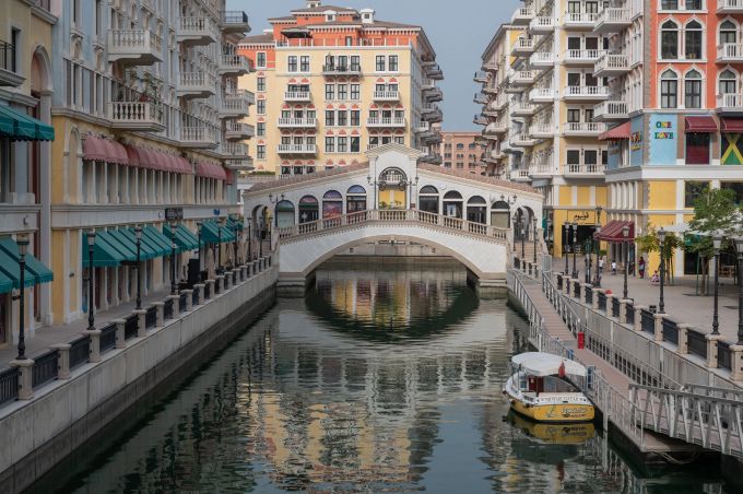 Venedig? Nein, Doha. Auf der künstlich angelegten Insel «The Pearl» wurde ein Viertel im venezianischen Stil gebaut. Venedig Katar Architektur Kanal